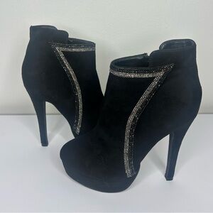 Venus botas bajas, color negro de mujer  , talla 7 , con diseño plateado